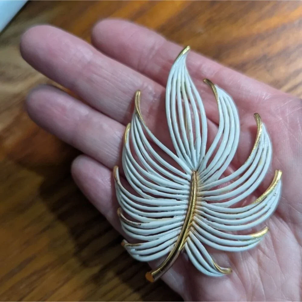 Vintage White Enamel Gold Tone Leaf Brooch Mid‎ Century Modern Palm Frond Pin